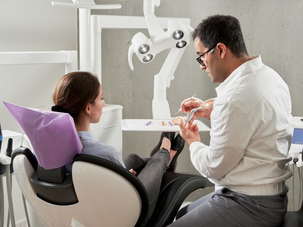Zahnimplantate vs. Brücken: Welche Lösung bietet langfristig die beste Stabilität?